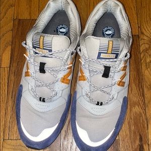 Men’s size 10 Karhu sneakers